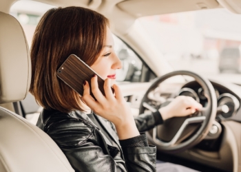 398 πινακίδες πήρε η τροχαία σε ένα τριήμερο για χρήση κινητού από οδηγούς