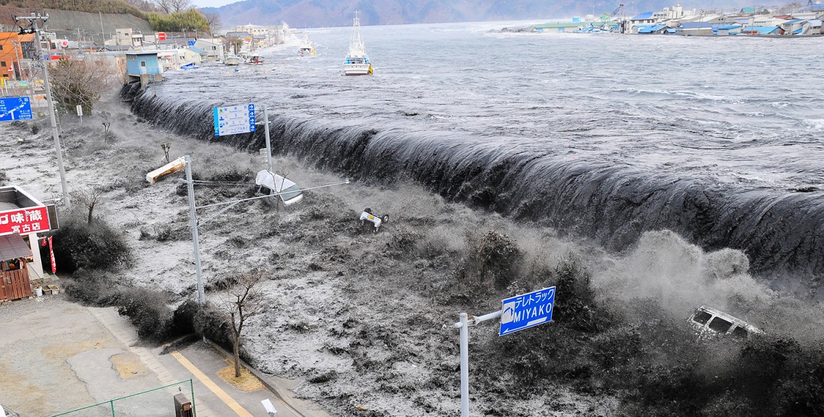 A wave approaches Miyako City from the Heigawa estuary in Iwate Prefecture after the magnitude 8.9 earthquake struck the area March 11, 2011. Picture taken March 11, 2011. REUTERS/Mainichi Shimbun(JAPAN - Tags: DISASTER ENVIRONMENT IMAGES OF THE DAY) FOR EDITORIAL USE ONLY. NOT FOR SALE FOR MARKETING OR ADVERTISING CAMPAIGNS. JAPAN OUT. NO COMMERCIAL OR EDITORIAL SALES IN JAPAN - RTR2JTXO