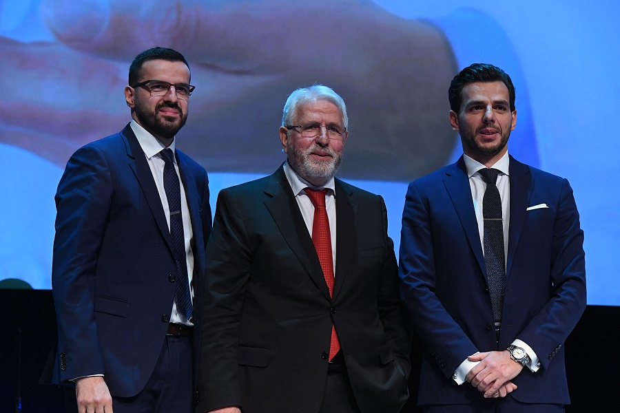 Στο κέντρο, ο Πρόεδρος του Ομίλου Ιατρικού Αθηνών, Δρ. Γιώργος Αποστολόπουλος, δεξιά ο Δρ. Βασίλης Αποστολόπουλος, Διευθύνων Σύμβουλος Ομίλου Ιατρικού Αθηνών, αριστερά ο κ. Χρήστος Αποστολόπουλος, Αντιπρόεδρος του Ομίλου Ιατρικού Αθηνών
