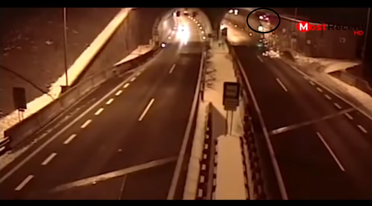 Εκτοξεύτηκε αμάξι και ο οδηγός έζησε από θαύμα