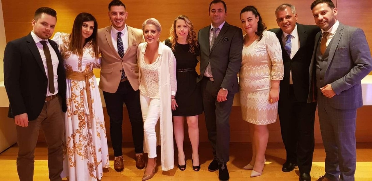 (από αριστερά προς δεξιά): Δημήτρης Σπέντζος, Σύμβουλος Πωλήσεων, Ιωάννα Μαρία Παπανικολάου, Σύμβουλος Πωλήσεων, Τηλέμαχος Δεληγιάννης, Επίλεκτος Σύμβουλος Πωλήσεων, Μυρτώ Λουτράρη, Διακεκριμένη Σύμβουλος Πωλήσεων, Κατερίνα Προεστάκη, Διακεκριμένη Σύμβουλος Πωλήσεων, Νίκος Πατσατζής, Υπεύθυνος Ανάπτυξης Πωλήσεων D.S.F., Ερμοφίλη Μαυρίδου, Διακεκριμένη Σύμβουλος Πωλήσεων, Παναγιώτης Πρέκας, Διακεκριμένος Σύμβουλος Πωλήσεων, Ιωάννης Καρούτσος, Διακεκριμένος Σύμβουλος Πωλήσεων