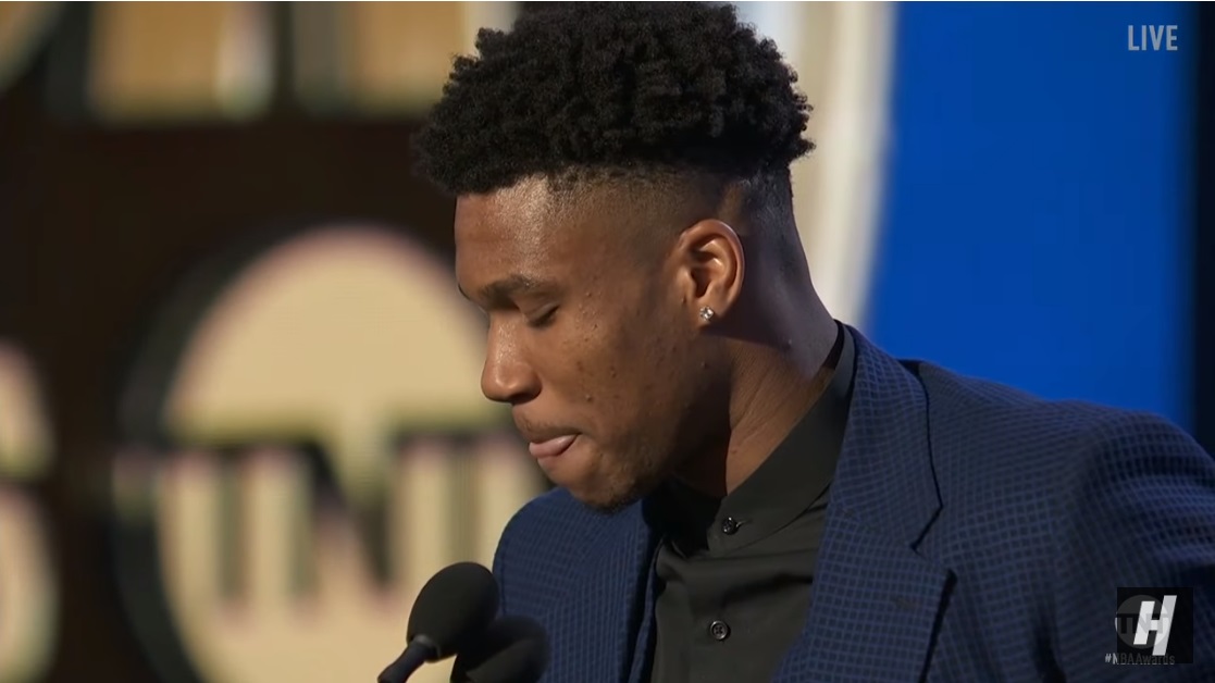 Η συγκινητική ομιλία του Αντετοκούνμπο όταν παρέλαβε το βραβείο MVP