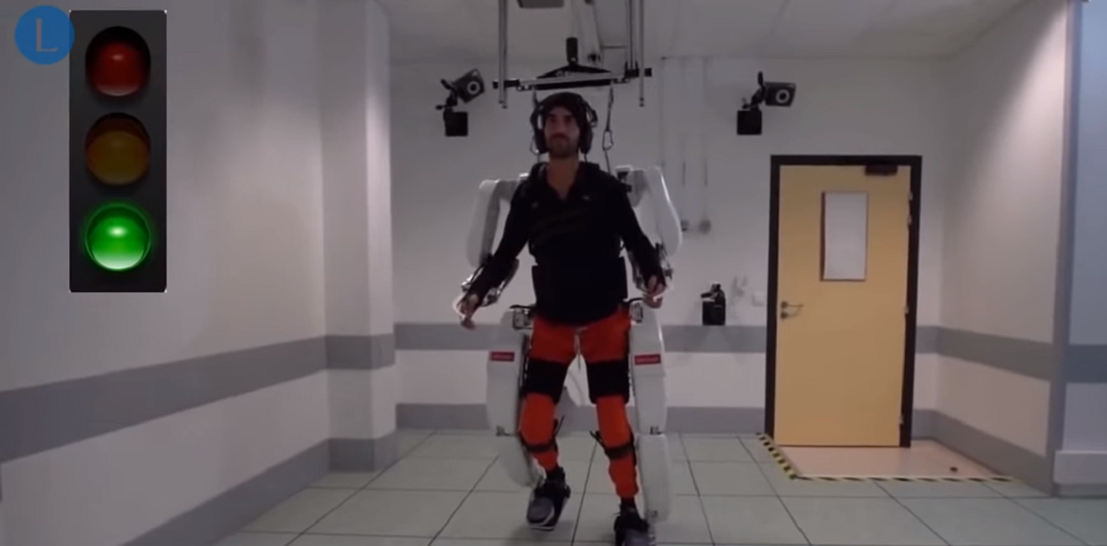 video: Τετραπληγικός περπατά με εξωσκελετό