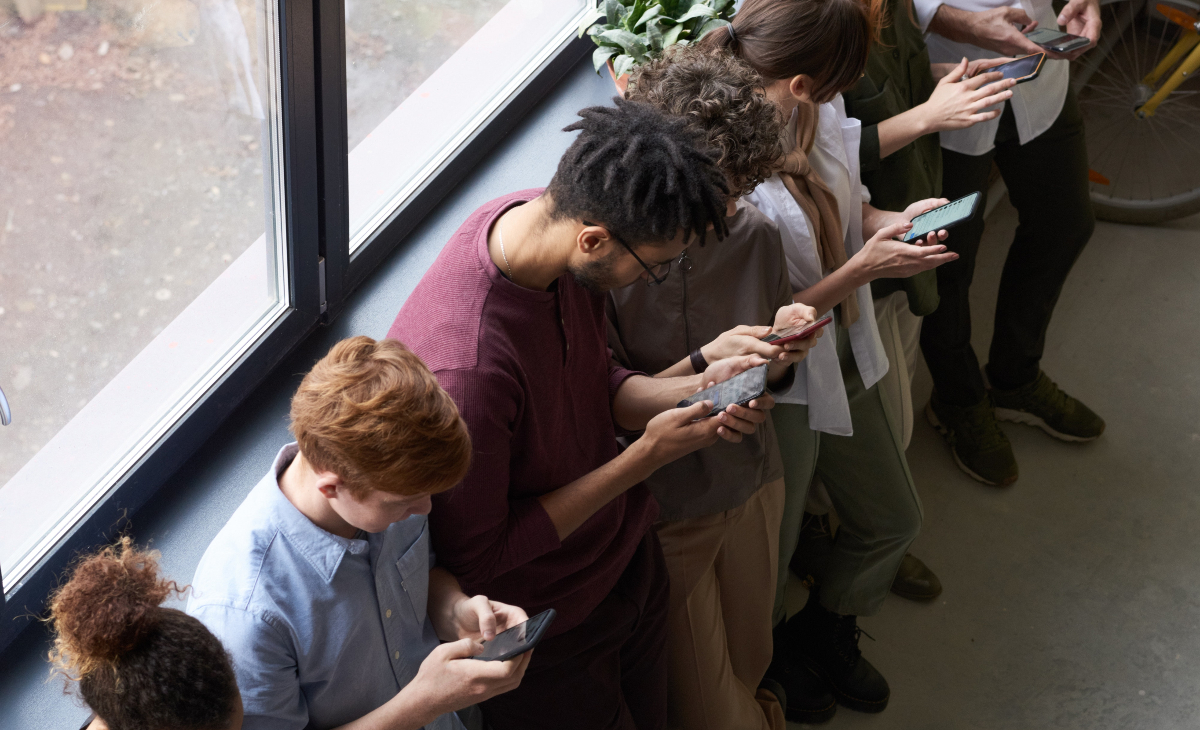 Εξεύρεση νέων πελατών: Τηλέφωνο & door to door ή messenger & content online;