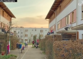 Γερμανοί τραγουδούν το Bella Ciao για να εμψυχώσουν τους Ιταλούς