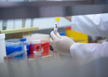 O πρώτος ανήλικος νεκρός στις ΗΠΑ ήταν ανασφάλιστος