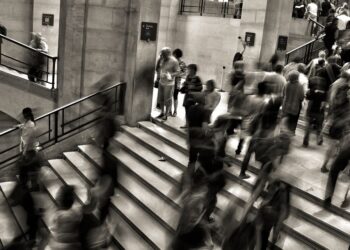 Τα 7 στάδια επανεκκίνησης: Πότε και ποια καταστήματα και επιχειρήσεις ανοίγουν