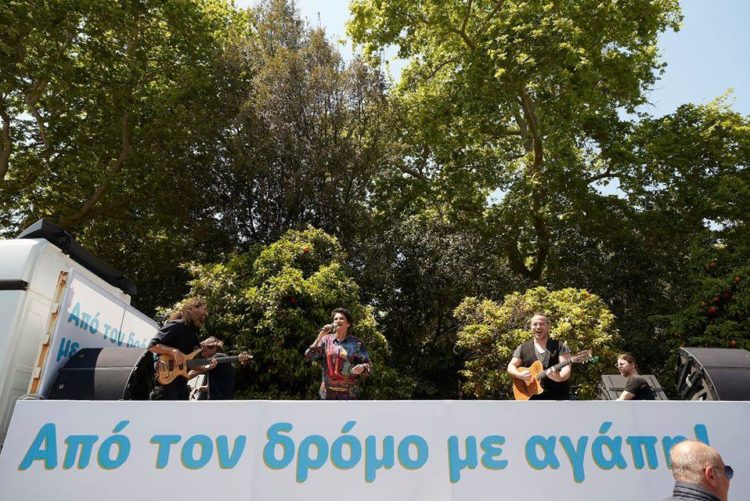 Η Άλκηστις Πρωτοψάλτη τραγουδά στο δρόμο και ο κόσμος τραγουδά από τα μπαλκόνια