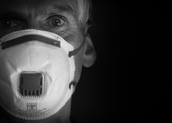 Όσο μεγαλύτεροι είμαστε τόσο μεγαλύτερος είναι και ο κίνδυνος να μολυνθούμε από τον κορωνοϊό