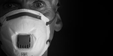 Όσο μεγαλύτεροι είμαστε τόσο μεγαλύτερος είναι και ο κίνδυνος να μολυνθούμε από τον κορωνοϊό