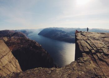 adventure-cliff-lookout-people-insurancedaily