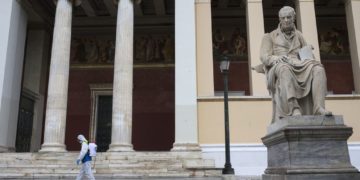 Bloomberg: Παράδειγμα προς μίμηση η Ελλάδα στη διαχείριση του Covid-19