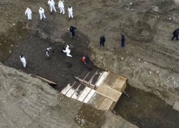 Ομαδικοί τάφοι στις ΗΠΑ και συνολικά 16.700 νεκροί