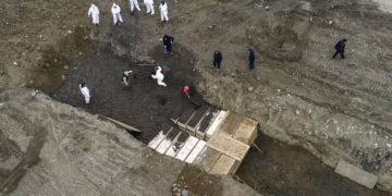 Ομαδικοί τάφοι στις ΗΠΑ και συνολικά 16.700 νεκροί