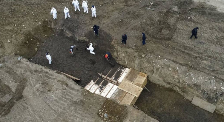 Ομαδικοί τάφοι στις ΗΠΑ και συνολικά 16.700 νεκροί