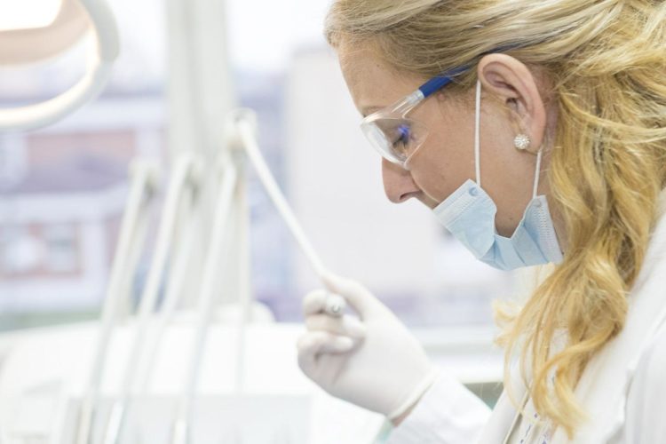 Δωρεά 10.000 χειρουργικών μασκών στο ΝΙΜΤΣ από το Σύλλογο Υπαλλήλων Εθνικής Ασφαλιστικής