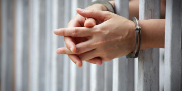 Βαριά πρόστιμα και φυλάκιση σε όσους σπάνε πλάκα την Πρωταπριλιά με τον κορωνοϊό