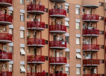 Πεθαίνοντας μόνοι στο σπίτι: Η αθέατη πλευρά της πανδημίας στην Ιταλία