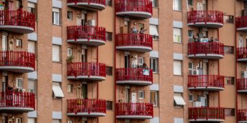 Πεθαίνοντας μόνοι στο σπίτι: Η αθέατη πλευρά της πανδημίας στην Ιταλία