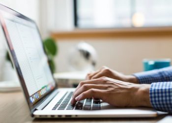 person_using_macbook