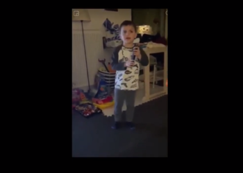 Πιτσιρικάς μιμείται τον Σ. Παπαδόπουλο στη διαφήμιση “μένουμε σπίτι”