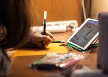 Η Εθνική Ασφαλιστική προσφέρει 200 tablets στο Υπουργείο Παιδείας