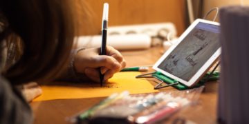 Η Εθνική Ασφαλιστική προσφέρει 200 tablets στο Υπουργείο Παιδείας