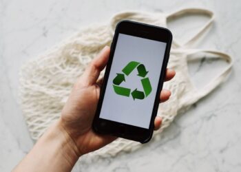 person-holding-an-iphone-insurancedaily