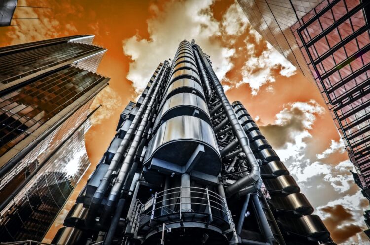 Από τον Τιτανικό μέχρι το τριχωτό στήθος του Tom Jones. Πώς τα Lloyds ασφαλίζουν τα πάντα