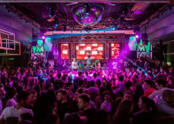 Κινδυνεύουμε ακόμα, ο συνωστισμός μπορεί να φέρει ταχεία ανάκαμψη του κορωνοϊού