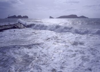 Η κλιματική αλλαγή φέρνει ισχυρότερους ανέμους και “ακραία” θαλάσσια κύματα