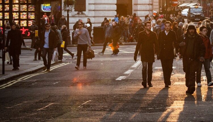 Έρευνα: Το 12% των Ελλήνων έχει την πρόθεση να αγοράσει ασφάλιση υγείας και το 42% θα αγόραζε Online