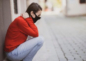 Ο κορωνοϊός πιθανόν να προκαλεί σοβαρές εγκεφαλικές βλάβες ακόμη και στην ήπια μορφή του