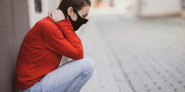 Ο κορωνοϊός πιθανόν να προκαλεί σοβαρές εγκεφαλικές βλάβες ακόμη και στην ήπια μορφή του