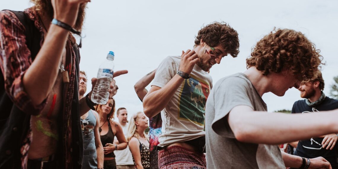 Προειδοποίηση ΠΟΥ: Οι νέοι δεν είναι άτρωτοι. Μπορεί να μολυνθούν και να πεθάνουν