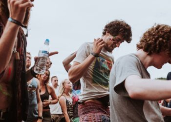 Προειδοποίηση ΠΟΥ: Οι νέοι δεν είναι άτρωτοι. Μπορεί να μολυνθούν και να πεθάνουν