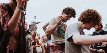 Προειδοποίηση ΠΟΥ: Οι νέοι δεν είναι άτρωτοι. Μπορεί να μολυνθούν και να πεθάνουν