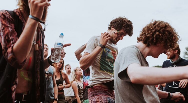 Προειδοποίηση ΠΟΥ: Οι νέοι δεν είναι άτρωτοι. Μπορεί να μολυνθούν και να πεθάνουν