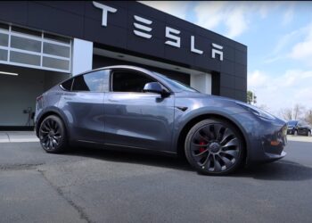 H Tesla έρχεται στην Ελλάδα