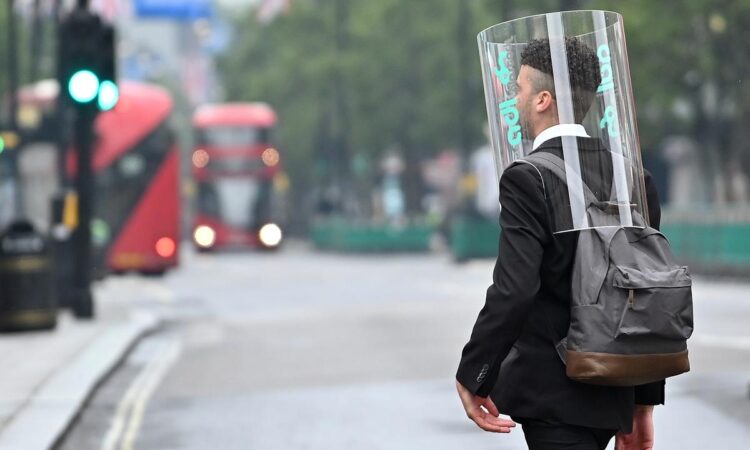 Covid-19: 1 εκατ. λίρες τη μέρα από τις ασφαλιστικές στη Βρετανία για ανθρώπους που έχασαν τη ζωή τους