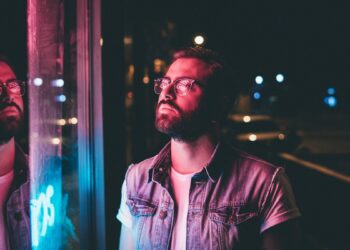 chester-wade-mirror-unsplash