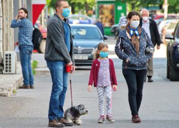 Γιατί ο κορωνοϊός “χτυπάει” διαφορετικά άντρες και γυναίκες