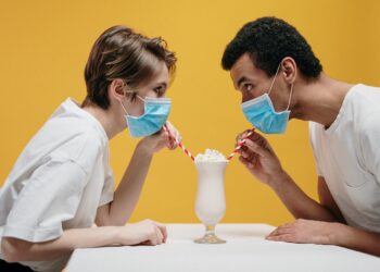 Γιατί ο κορωνοϊός “χτυπάει” διαφορετικά άντρες και γυναίκες