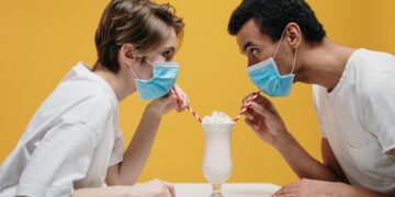 Γιατί ο κορωνοϊός “χτυπάει” διαφορετικά άντρες και γυναίκες