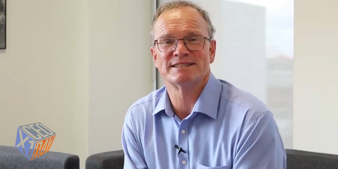 O CEO που αποσύρεται από την ασφαλιστική και «χαρίζει» στους εργαζόμενους 10 εκατ.