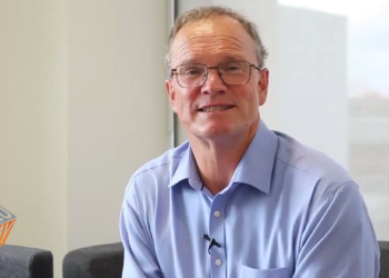 O CEO που αποσύρεται από την ασφαλιστική και «χαρίζει» στους εργαζόμενους 10 εκατ.