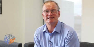 O CEO που αποσύρεται από την ασφαλιστική και «χαρίζει» στους εργαζόμενους 10 εκατ.