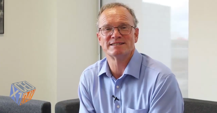 O CEO που αποσύρεται από την ασφαλιστική και «χαρίζει» στους εργαζόμενους 10 εκατ.