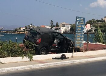 Αυτοκίνητο προσγειώθηκε σε στέγη στην Κρήτη