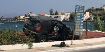 Αυτοκίνητο προσγειώθηκε σε στέγη στην Κρήτη